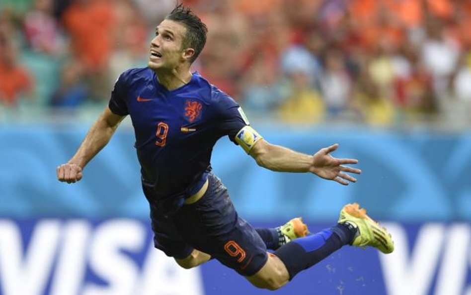 Robin van Persie strzela dla Holandii pierwszą bramkę na mundialu. To zdjęcie na zawsze zostanie w h