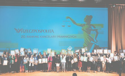 Wszyscy laureaci nagród i wyróżnień 20. Rankingu Kancelarii Prawniczych z redaktorem naczelnym „Rzec