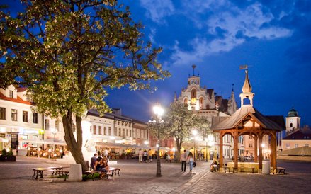 Rynek Starego Miasta jest w centrum starówki Rzeszowa. W jego obrębie znajduje się wiele sklepików, 