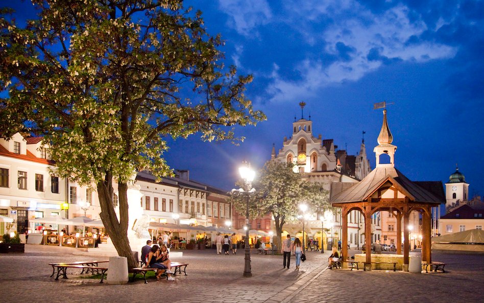 Rynek Starego Miasta jest w centrum starówki Rzeszowa. W jego obrębie znajduje się wiele sklepików, 