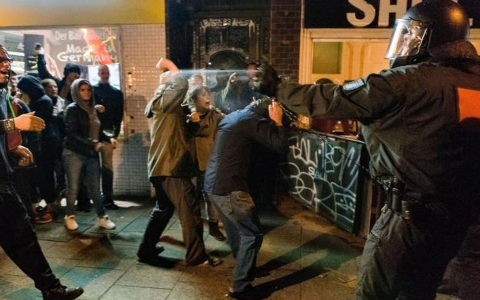 Niedzielne zamieszki w Hamburgu w czasie demonstracji przeciwko imigrantom zorganizowanej przez skra