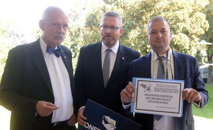 Marcin Bustowski (na zdjęciu z Januszem Korwin-Mikke i Grzegorzem Braunem) uważa, że Polacy są masow