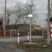 Na tym przejeździe w Chełmie utknęła między zaporami kolejowymi 52-letnia kobieta. Pomogli jej polic