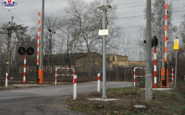 Na tym przejeździe w Chełmie utknęła między zaporami kolejowymi 52-letnia kobieta. Pomogli jej polic