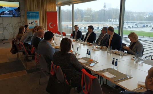 Na spotkanie z okazji przekroczenia miliona gości z Polski w Turcji radca Umut Aksungur (w głębi, po