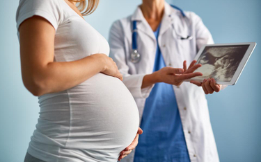 Nowe standardy okołoporodowe: trudniej będzie urodzić dziecko w domu