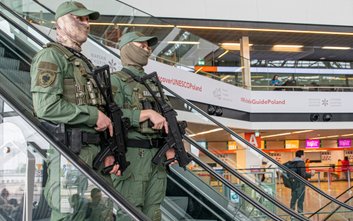 Patrol funkcjonariuszy Grupy Interwencji Specjalnych wyprowadził z samolotu 50-letniego obywatela Uk