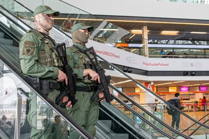Patrol funkcjonariuszy Grupy Interwencji Specjalnych wyprowadził z samolotu 50-letniego obywatela Uk