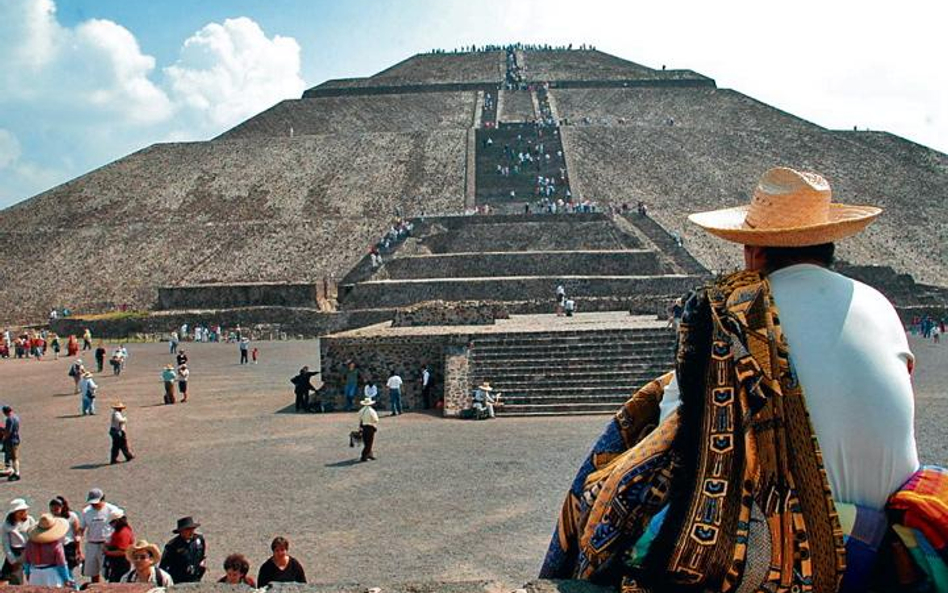 Piramida Słońca jest jedną z największych atrakcji turystycznych Teotihuacan