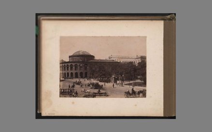 Plac Bankowy z XIX w. Budynek został zaprojektowany przez Antonio Corazziego dla Banku Polskiego. Gi