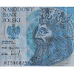 Fałszywe banknoty mają wyblakłe kolory, bywają sztucznie postarzane. Przestępcy rzadko potrafią prze