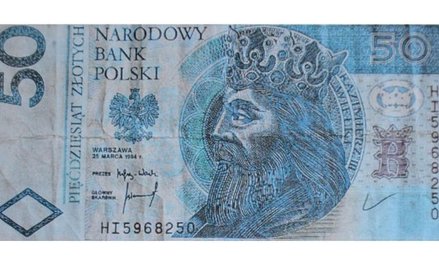 Fałszywe banknoty mają wyblakłe kolory, bywają sztucznie postarzane. Przestępcy rzadko potrafią prze
