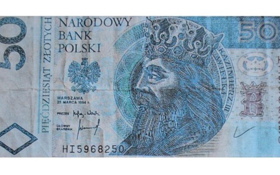 Fałszywe banknoty mają wyblakłe kolory, bywają sztucznie postarzane. Przestępcy rzadko potrafią prze