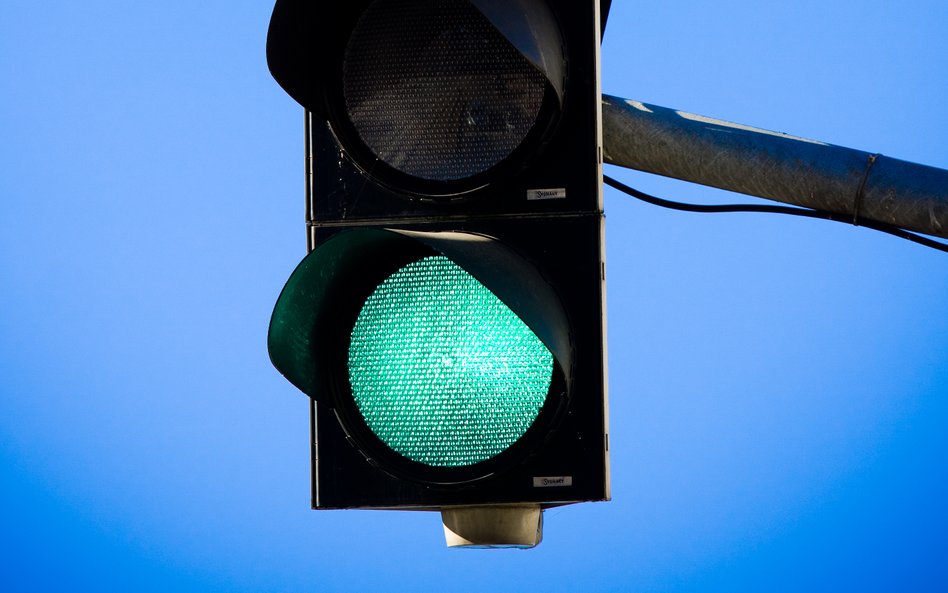 Czy zielone światło wyłącza znak „STOP"? Odpowie Sąd Najwyższy