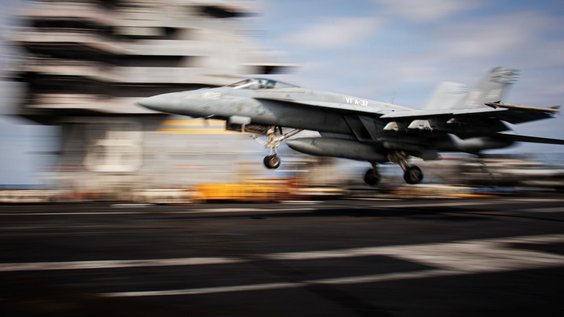 F/A-18E Super Hornet ląduje na pokładzie lotniskowca USS Gerald R. Ford (CVN-78), 11 kwietnia 2026 r