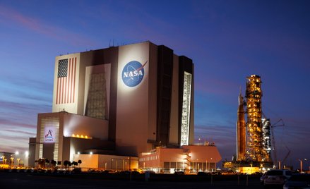 Rakieta SLS (Space Launch System) z kapsułą Orion, przygotowywana do misji Artemis II, podczas trans