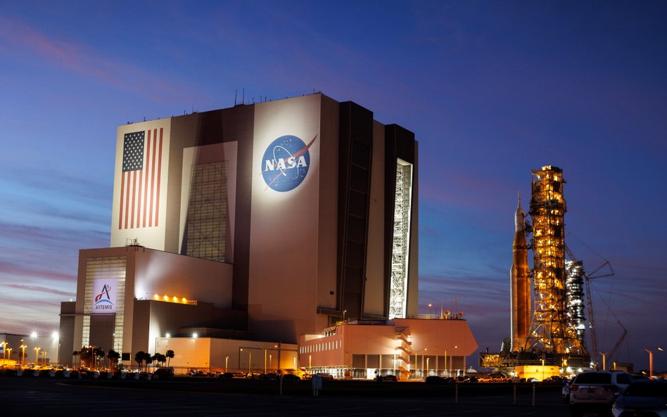 Rakieta SLS (Space Launch System) z kapsułą Orion, przygotowywana do misji Artemis II, podczas trans