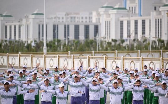 Mężczyźni uczestniczący w uroczystości otwarcia Arkadag nie mogli nosić wąsów ani brody.