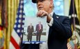Prezydent USA Donald Trump trzymający własne zdjęcie z Władimirem Putinem