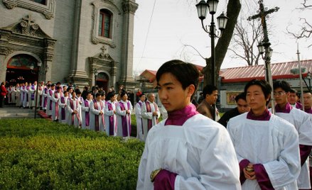 Wyświęceni za zgodą władz kapłani przed świątynią w Pekinie (2005 r.). Wielu wiernych kościoła podzi