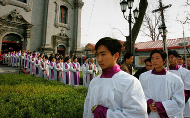 Wyświęceni za zgodą władz kapłani przed świątynią w Pekinie (2005 r.). Wielu wiernych kościoła podzi