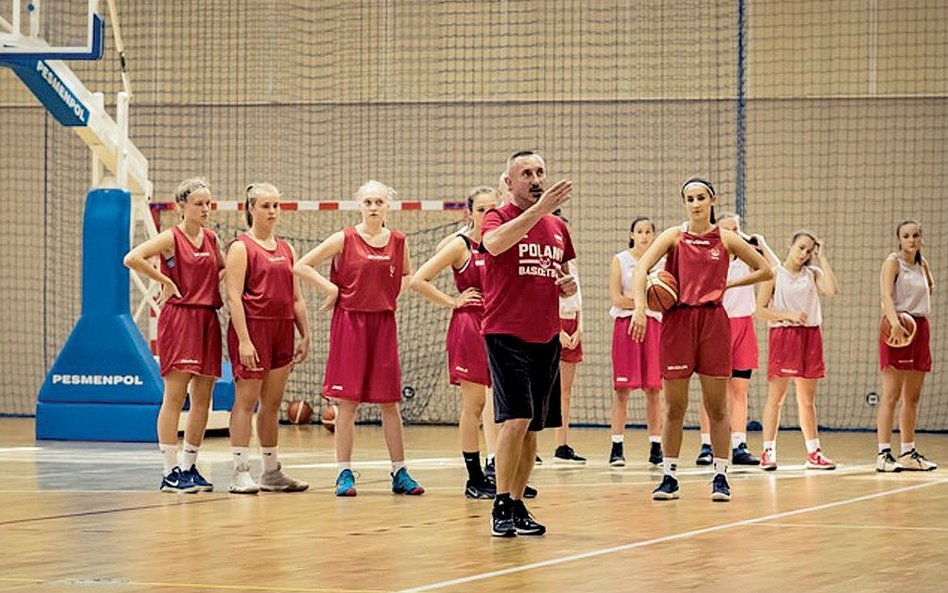 Trener Mariusz Świerk z podopiecznymi.