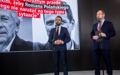 Politycy PiS: Adam Bielan i Radosław Fogel (z lewej) wypominali Rafałowi Trzaskowskiemu słowa z 2014