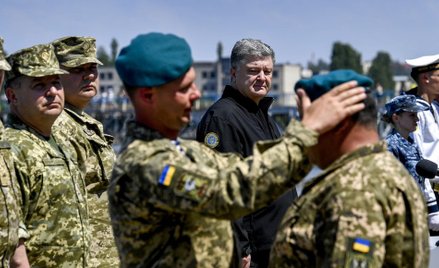 Poroszenko: Z własnych pieniędzy dałem 2 mld hrywien na armię