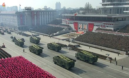 W Pjongczangu igrzyska. W Pjongjangu parada wojskowa