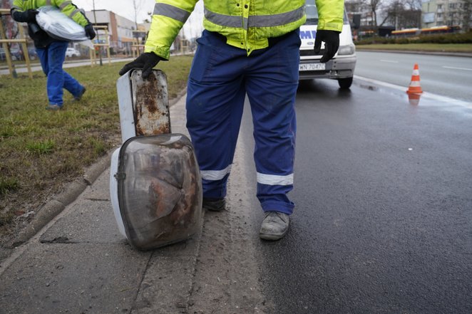 Demontaż lamp sodowych kończy epokę zalanych pomarańczowym światłem ulic