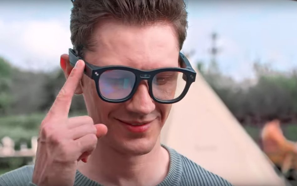Dzięki wyświetlaczom microLED przed oczami użytkownika pojawiają się informacje dotyczące nawigacji 