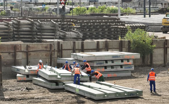 Prefabrykaty będą przewożone na plac budowy z bocznic tramwajowej przy al. Prymasa Tysiąclecia