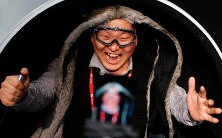 Technologia super slow motion to prawie tysiąc klatek na sekundę. Uczestnik targów korzysta z niej, 