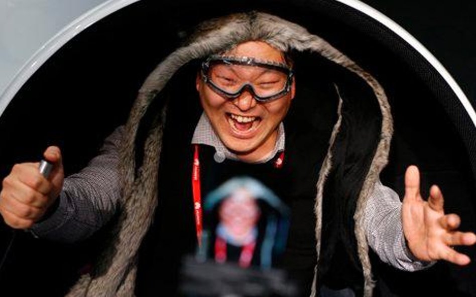 Technologia super slow motion to prawie tysiąc klatek na sekundę. Uczestnik targów korzysta z niej, 