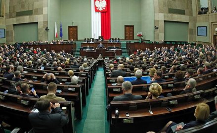 Immunitetu posłów nie można rozciągać na sytuacje niewymienione w konstytucji – uznał sąd