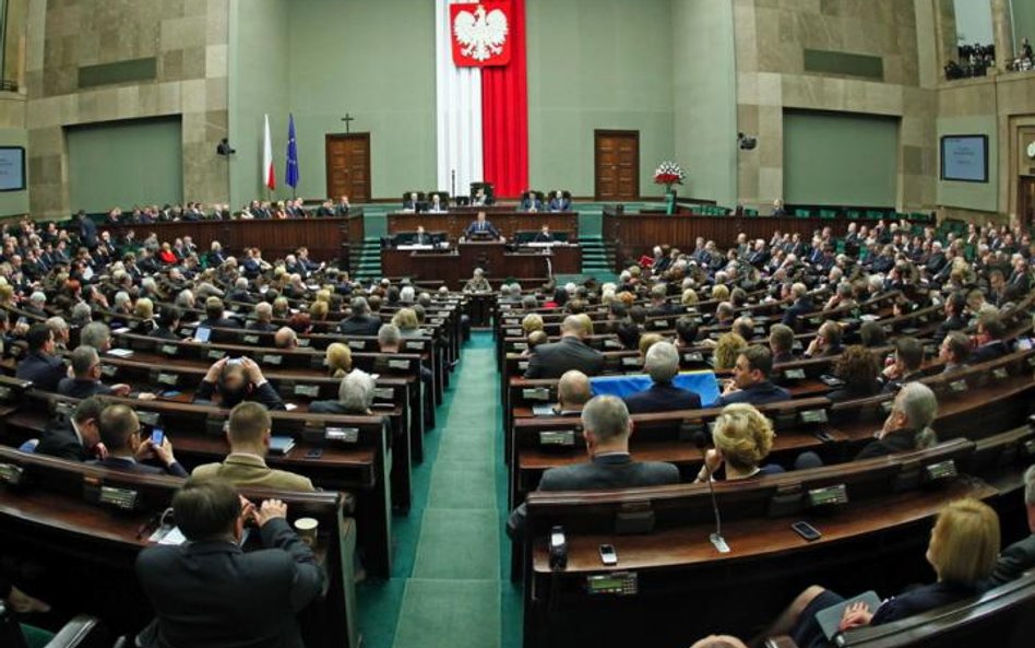 Immunitetu posłów nie można rozciągać na sytuacje niewymienione w konstytucji – uznał sąd