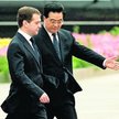 Rosyjski prezydent Dmitrij Miedwiediew (z lewej) i prezydent ChRL Hu Jintao. Ich kraje w obliczu kry