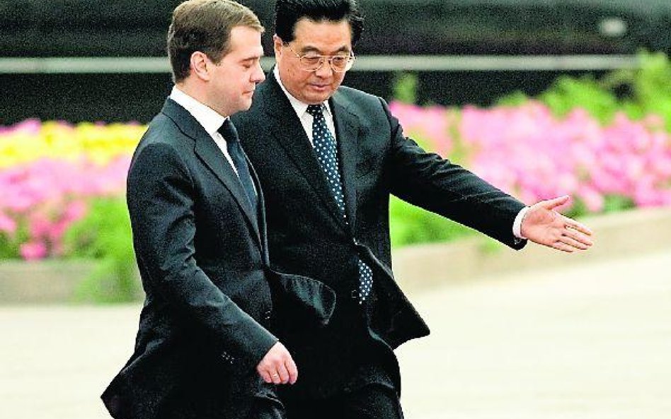 Rosyjski prezydent Dmitrij Miedwiediew (z lewej) i prezydent ChRL Hu Jintao. Ich kraje w obliczu kry