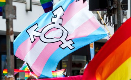 Flaga osób transpłciowych podczas parady w Malmo