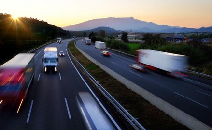 Ministerstwo Finansów chce zakazu wyprzedzania się tirów