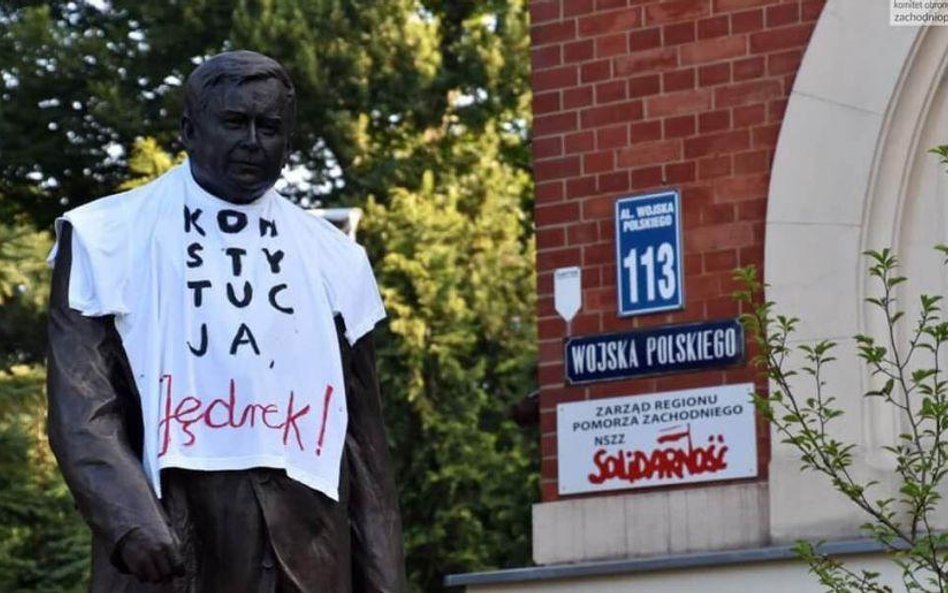 Śledztwo ws. koszulki z napisem "Konstytucja, Jędrek!" umorzone