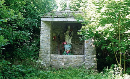 Kapliczka we wsi Puźniki