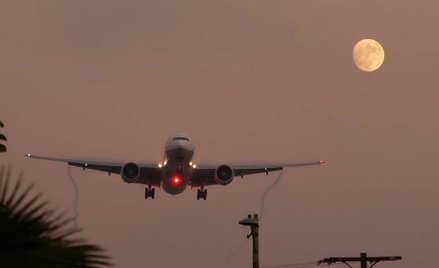 Los Angeles: Człowiek z plecakiem odrzutowym obok lądującego odrzutowca