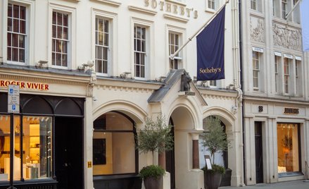 Dom aukcyjny Sotheby’s ma swoją gwiazdę – licytatorkę Phylilis Kao.