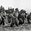 Gen. Douglas MacArthur schodzi na brzeg filipińskiej wyspy Leyte, 20 października 1944 r.