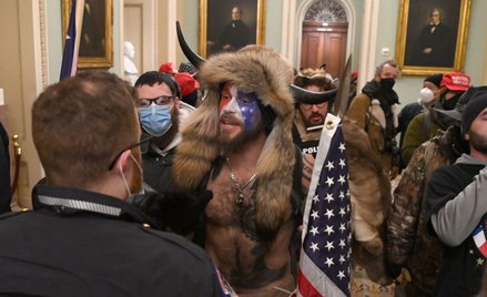 Sondaż: Co piąty Amerykanin uważa, że Kapitol zaatakowała Antifa