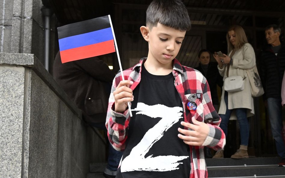 Uczestnik wiecu poparcia dla referendów przed ambasadą DRL w Moskwie