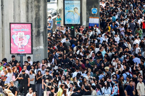 Po trzęsieniu ziemi mieszkańcy stolicy Tajlandii, Bangkoku, wyszli na ulice