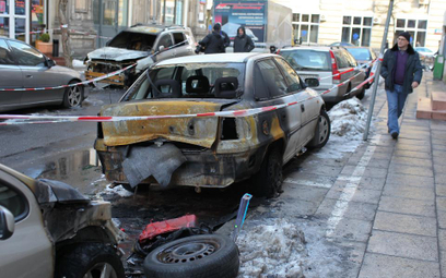 Siedem podpalonych aut w okolicy Placu Zbawiciela - luty 2012