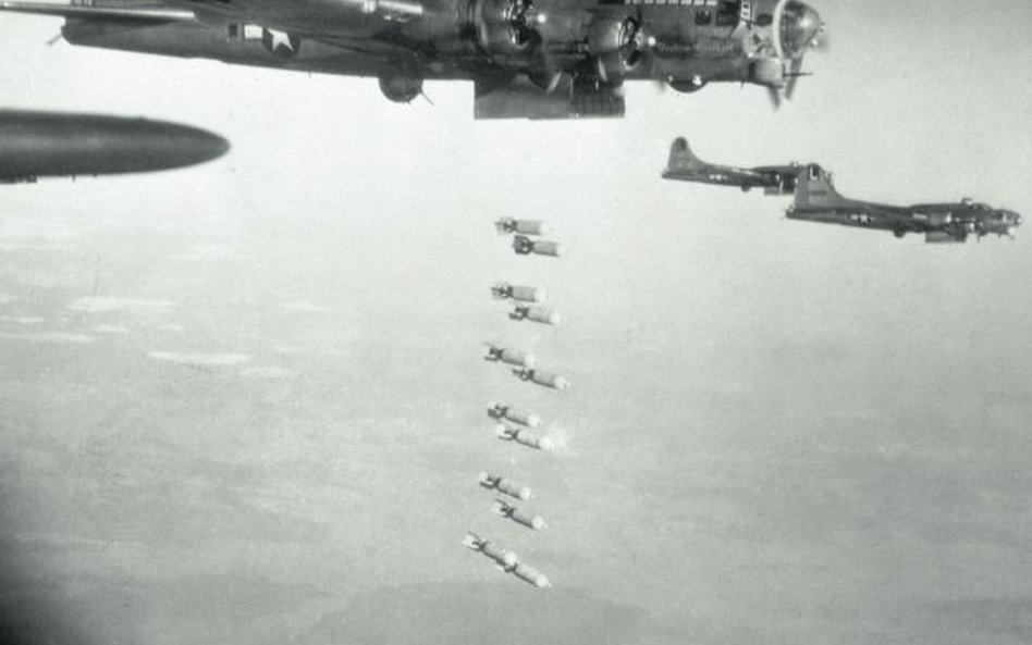 Amerykańskie Latające Fortece bombardują cele w Normandii, czerwiec 1944 r.